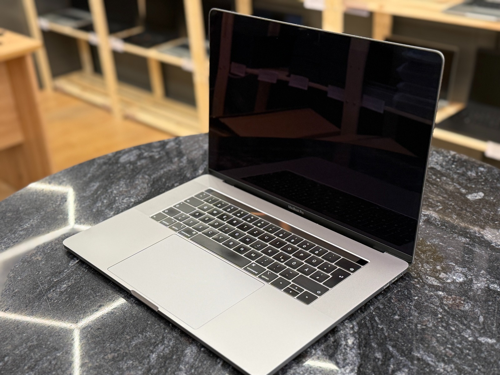 Apple MacBook Pro A1990 (2019)