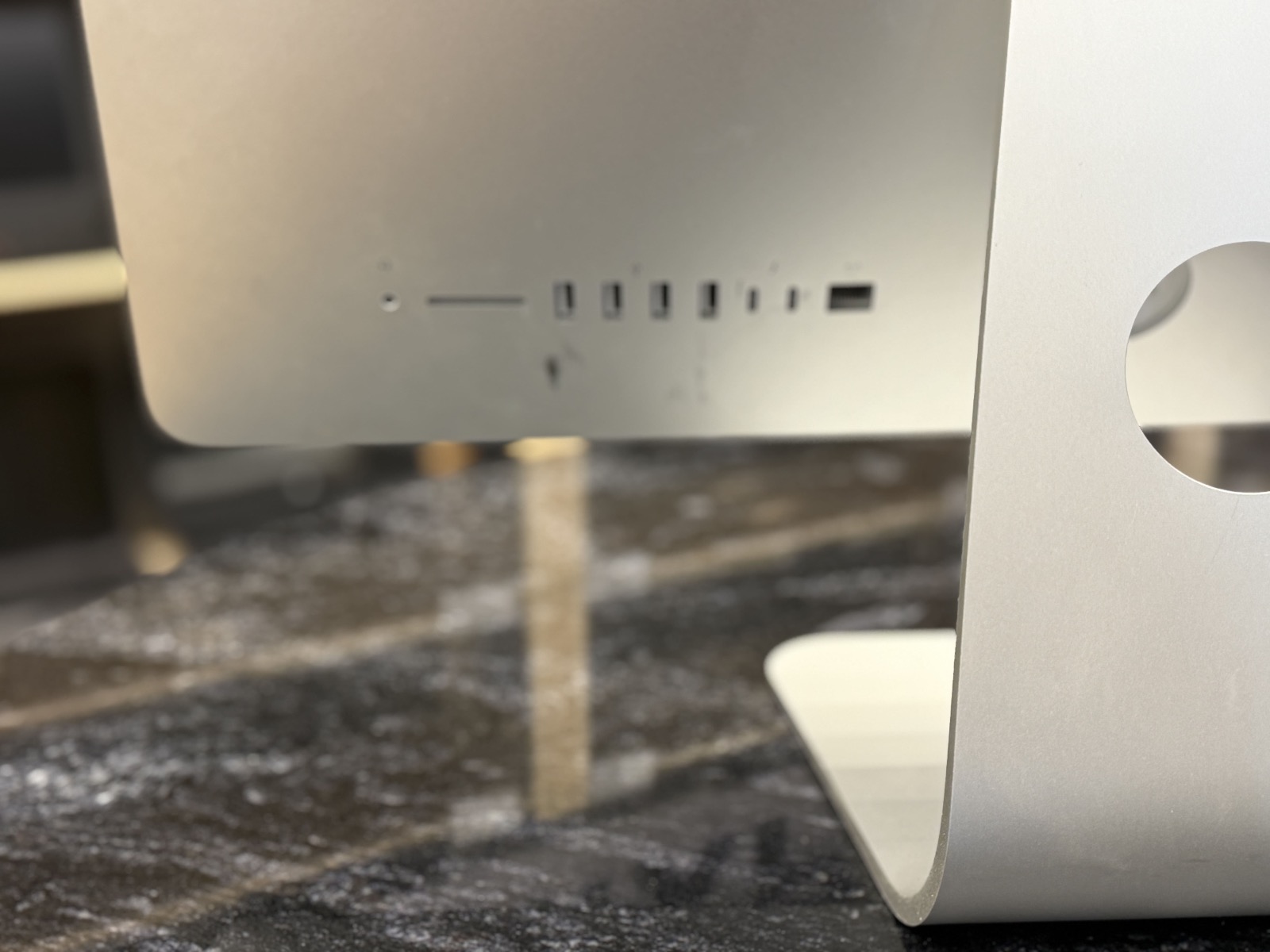 iMac 21.5" 4K (2017) — foto :číslo