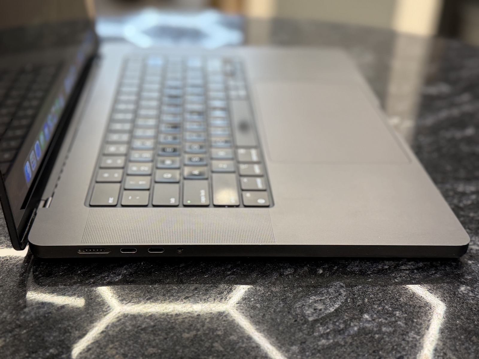 Apple MacBook Pro 16" (2023) M3 PRO — photo 3