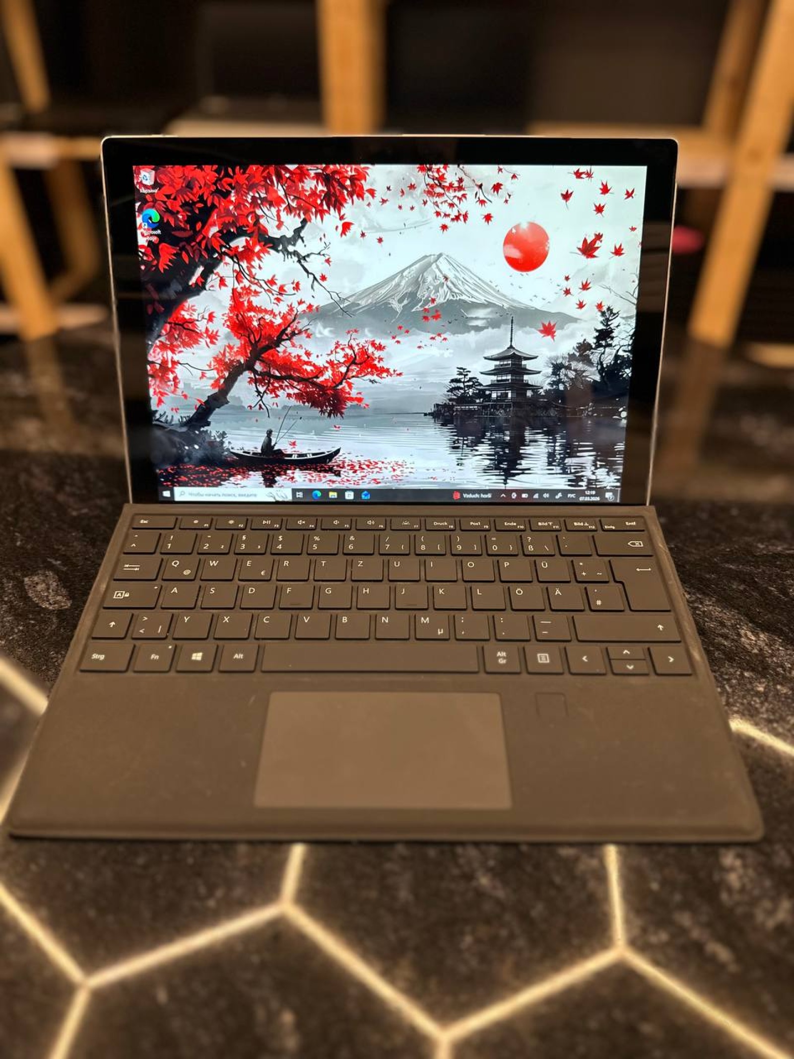 Microsoft Surface Tablet Pro 1807 (Сенсорный) — фото 3