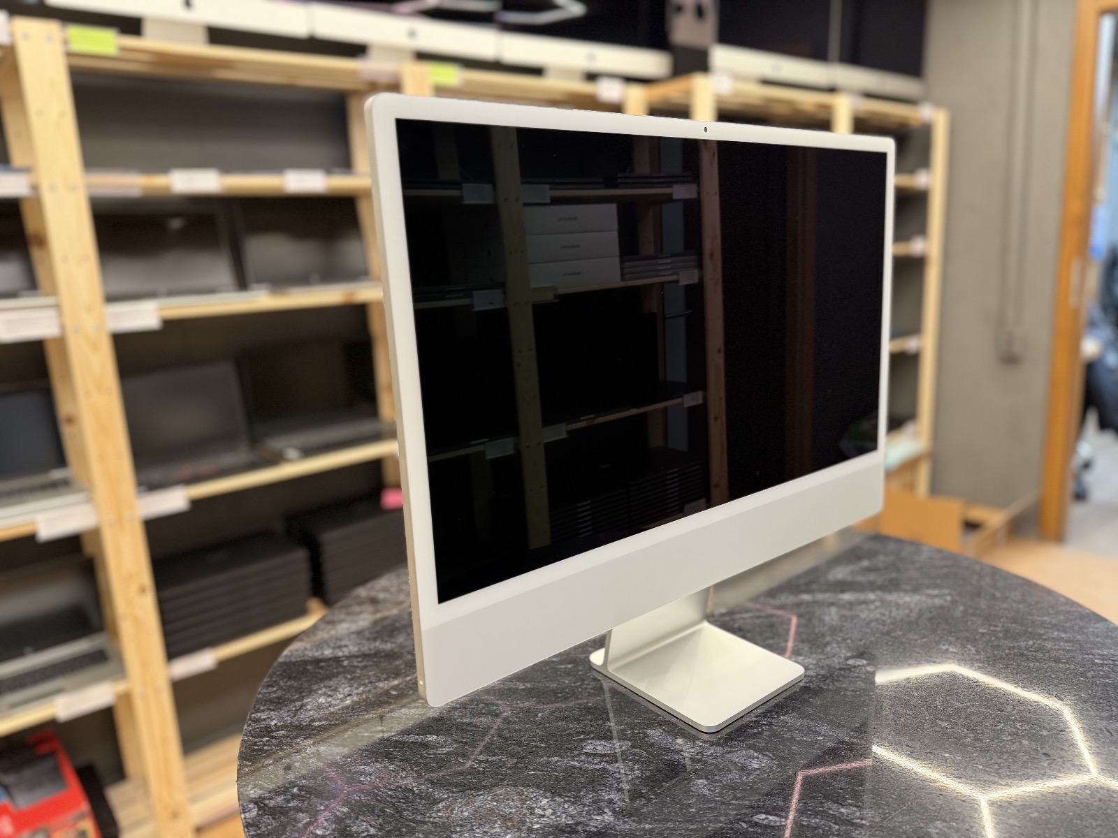Apple iMac (Retina 4.5K, 24″, 2021, 2 TBT3 + 2 USB-C, M1) / 8GB / 256GB SSD / Silver — фото 1