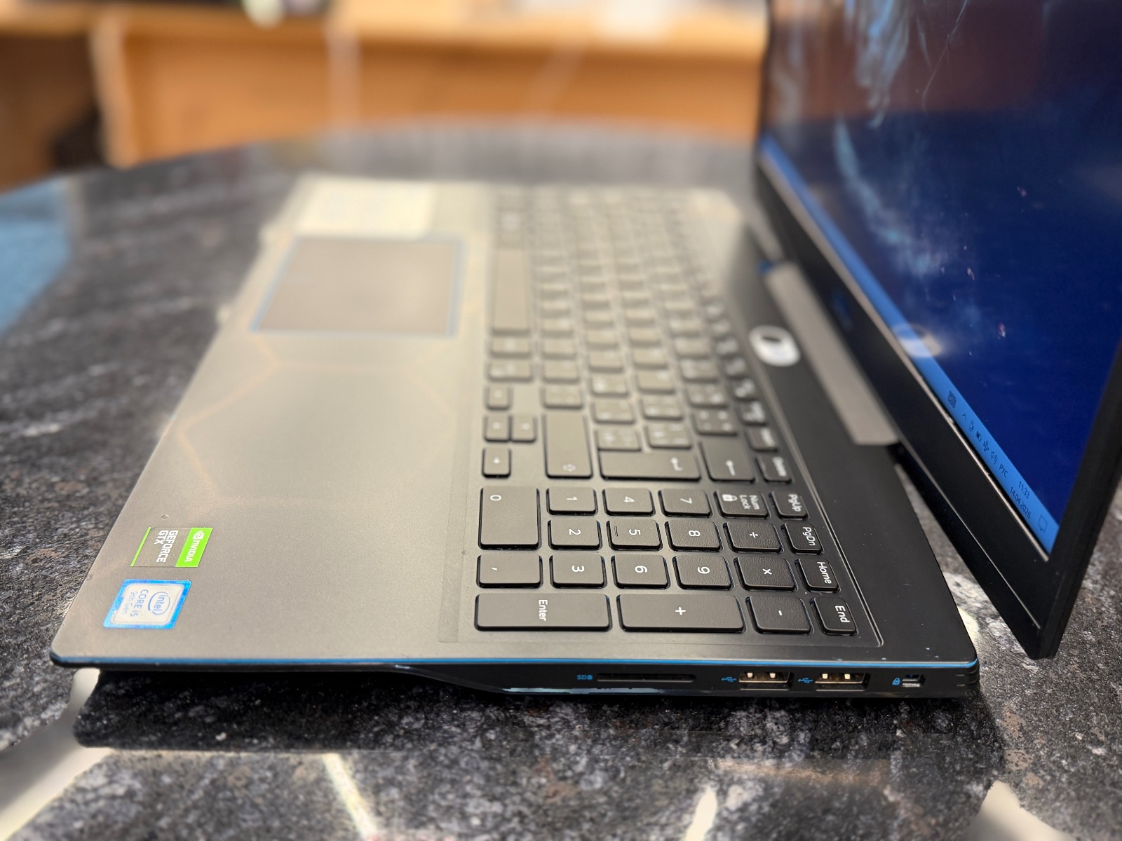 Dell G3 15 (3590) — foto :číslo